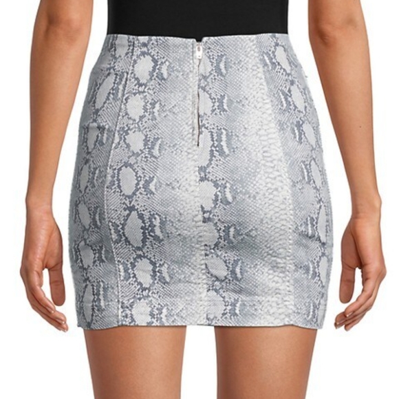 ❤HOST PICK❤ Free People snake print mini skirt - Picture 2 of 9